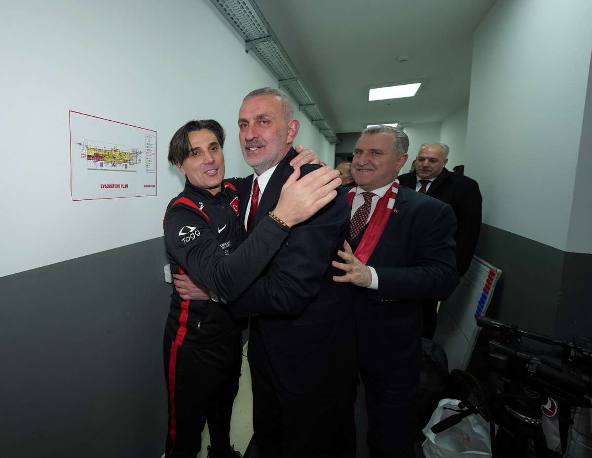 Erman Toroğlu kimsenin söyleyemediğini söyledi! "Milli takım kadrosunu Montella değil Hakan Çalhanoğlu kuruyor! Hocayı kullanıyor! Orkun Kökçü'yü oynatmayan, istemeyen de o! İsmail oynasın, hamallığımı o yapsın diy 8