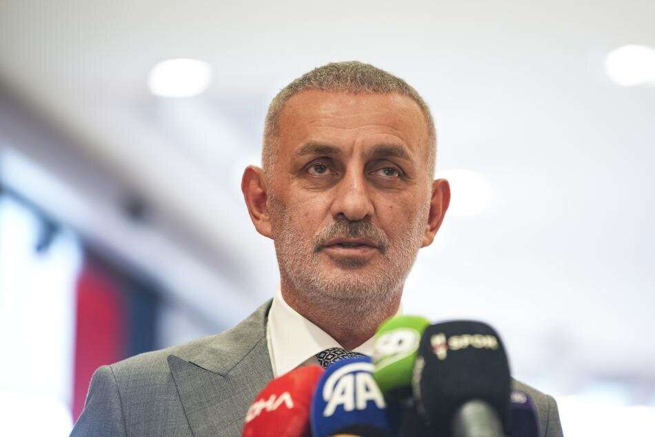 Erman Toroğlu kimsenin söyleyemediğini söyledi! "Milli takım kadrosunu Montella değil Hakan Çalhanoğlu kuruyor! Hocayı kullanıyor! Orkun Kökçü'yü oynatmayan, istemeyen de o! İsmail oynasın, hamallığımı o yapsın diy 6