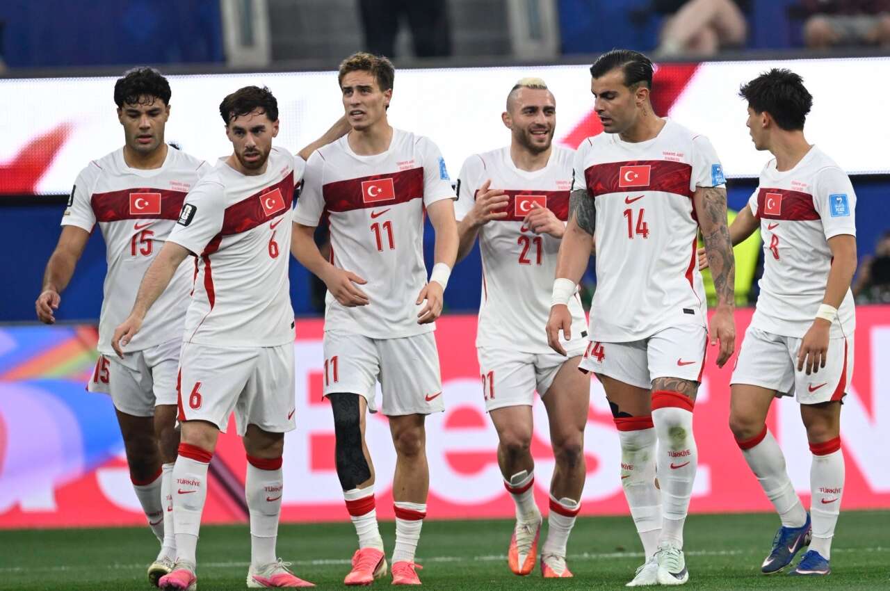 Erman Toroğlu kimsenin söyleyemediğini söyledi! "Milli takım kadrosunu Montella değil Hakan Çalhanoğlu kuruyor! Hocayı kullanıyor! Orkun Kökçü'yü oynatmayan, istemeyen de o! İsmail oynasın, hamallığımı o yapsın diy 1
