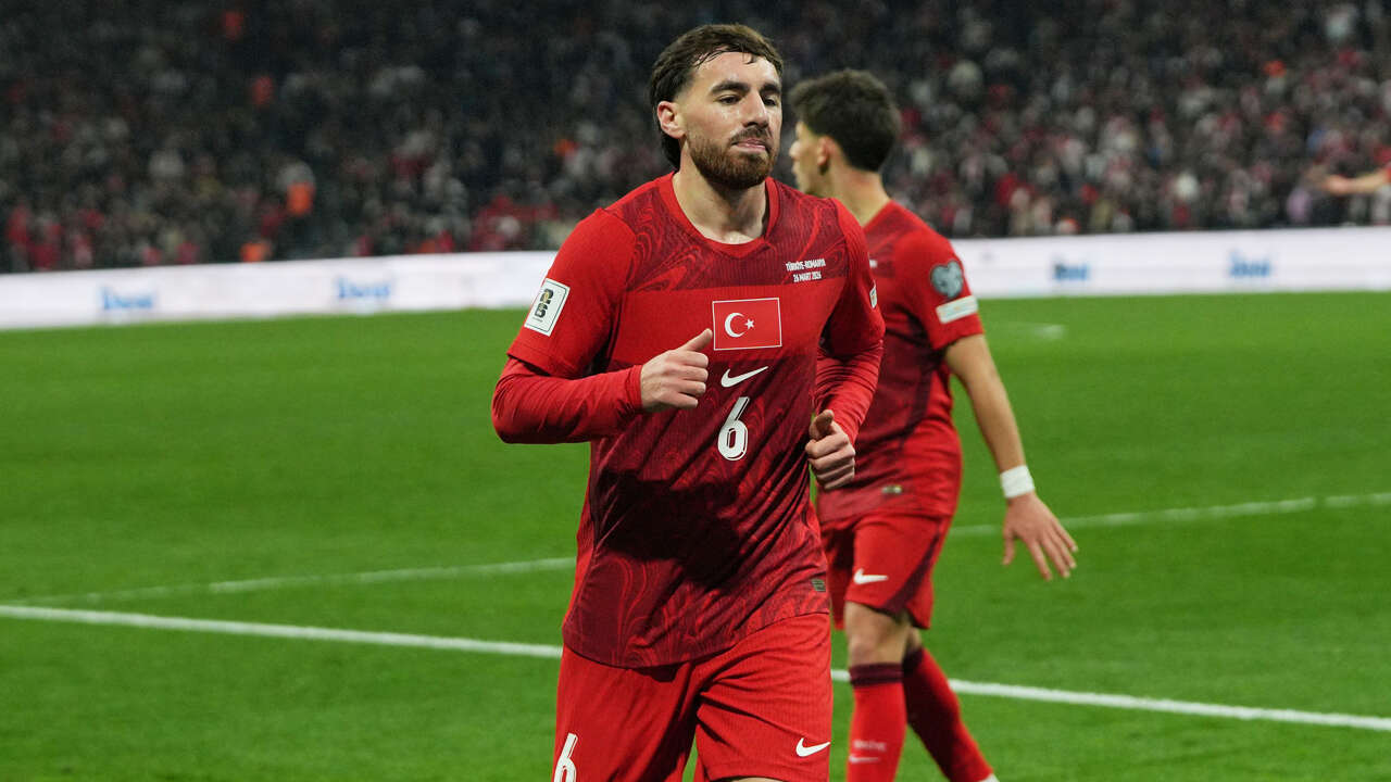 Erman Toroğlu kimsenin söyleyemediğini söyledi! "Milli takım kadrosunu Montella değil Hakan Çalhanoğlu kuruyor! Hocayı kullanıyor! Orkun Kökçü'yü oynatmayan, istemeyen de o! İsmail oynasın, hamallığımı o yapsın diy 11