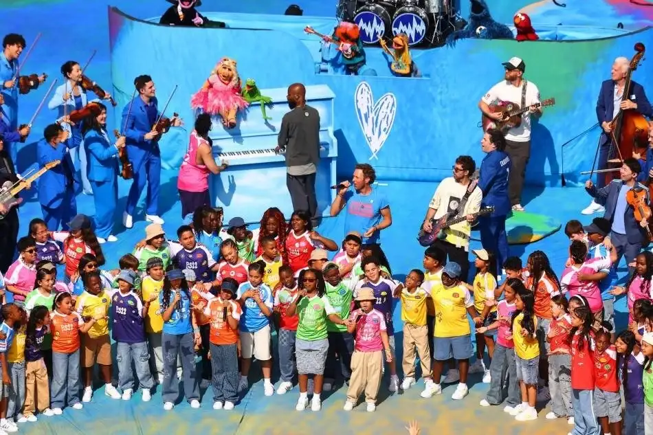Dünya Kupası finalinin devre arasında dev isimler sahne aldı 9