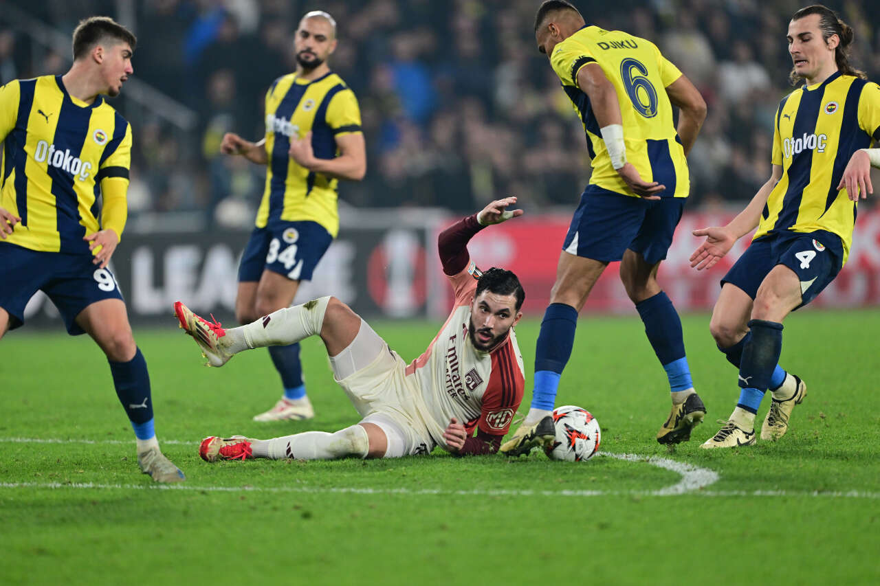 Aziz Yıldırım Fatih Terim'in elinden kaçırıp Ali Koç'un 22 milyon euroya sattığı 20'lik stoperi Fenerbahçe'ye geri getiriyor 6