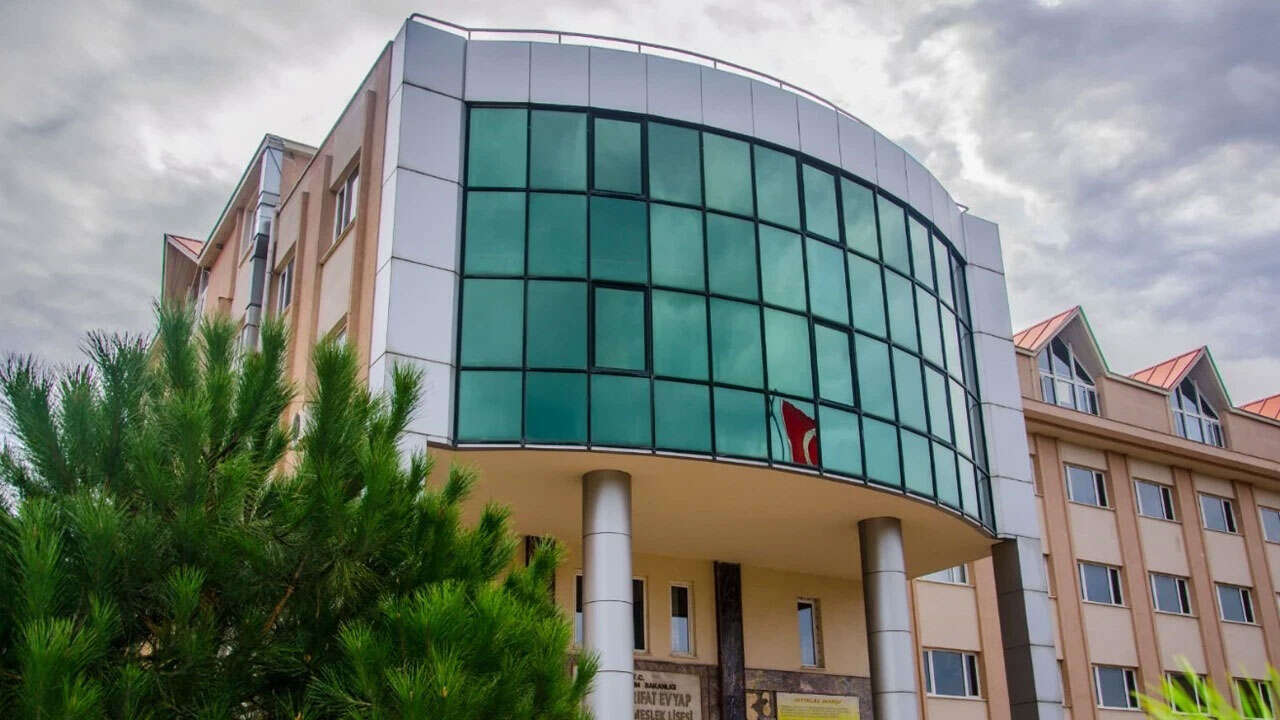 İstanbul'un en iyi 40 Mesleki ve Teknik Anadolu Lisesi belli oldu! İlk sıradaki bölüm dikkat çekti 13