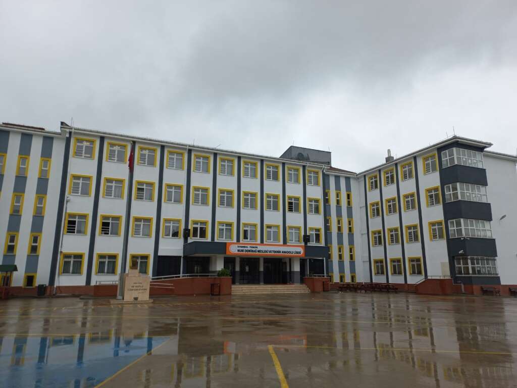 İstanbul'un en iyi 40 Mesleki ve Teknik Anadolu Lisesi belli oldu! İlk sıradaki bölüm dikkat çekti 9