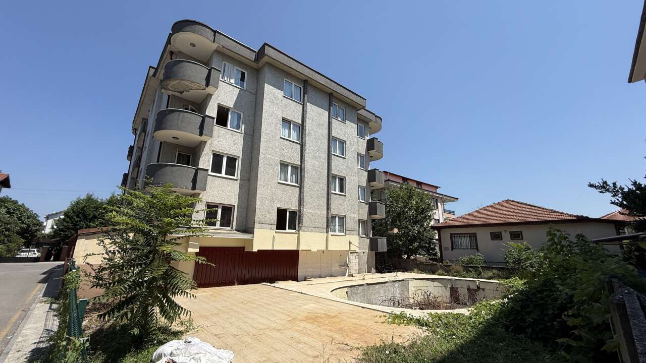 25 yıldır yıkılmayan binada büyük tehlike! Mahalleli sokağa döküldü 8