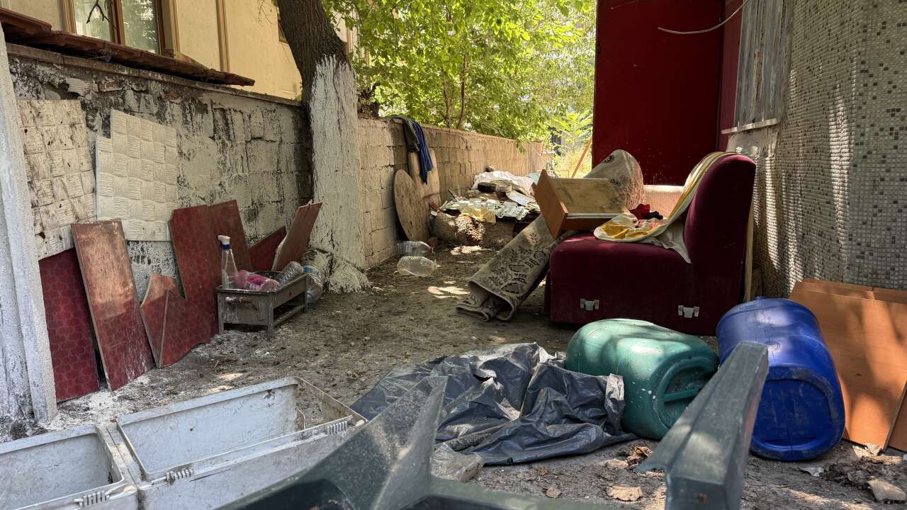 25 yıldır yıkılmayan binada büyük tehlike! Mahalleli sokağa döküldü 2
