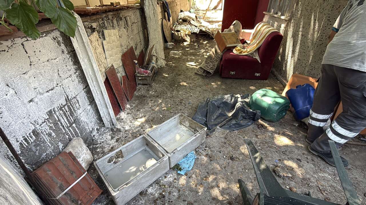 25 yıldır yıkılmayan binada büyük tehlike! Mahalleli sokağa döküldü 4