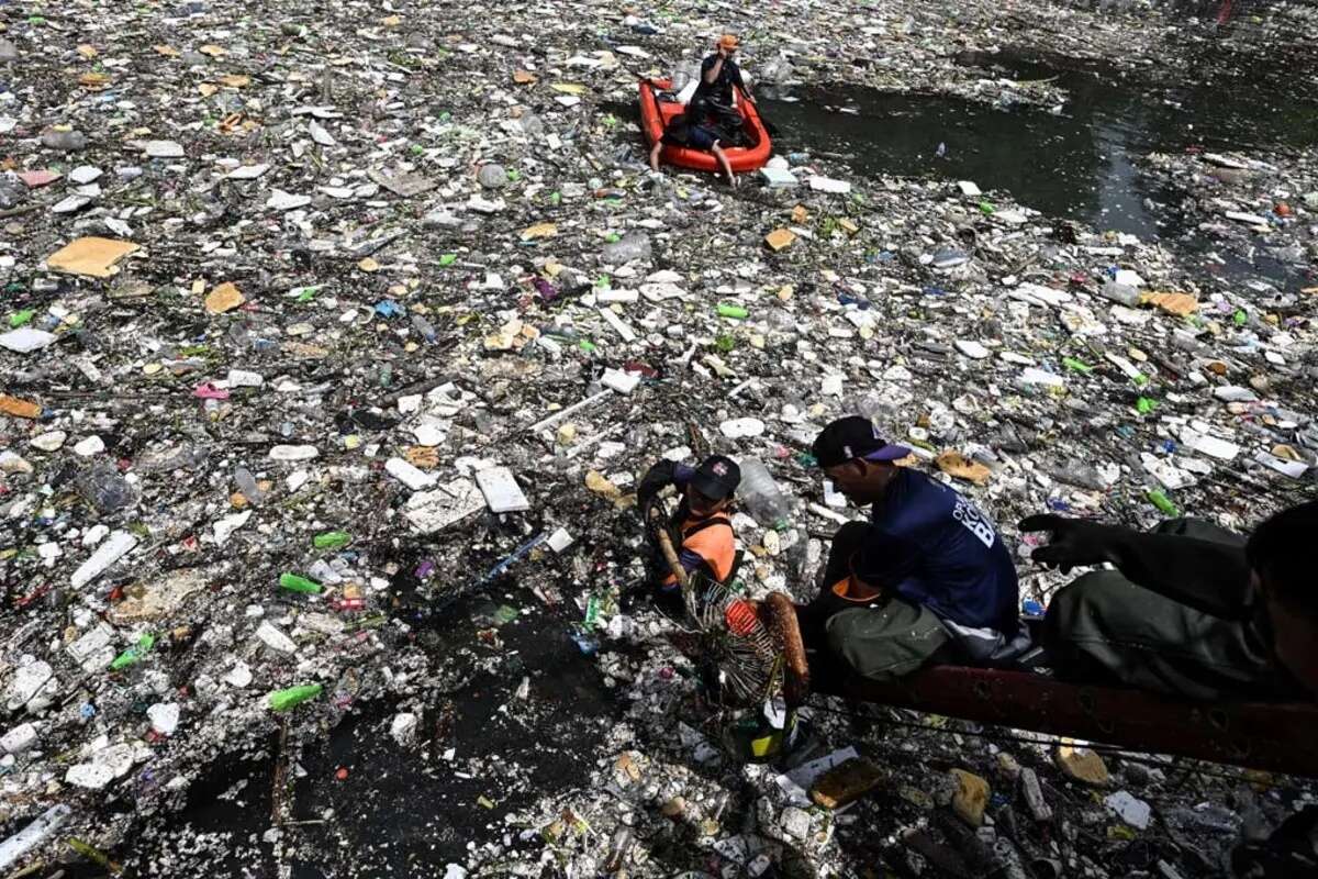 Filipinler’de şoke eden manzara! İnsanlar tonlarca çöpün içinde yüzüyor 5