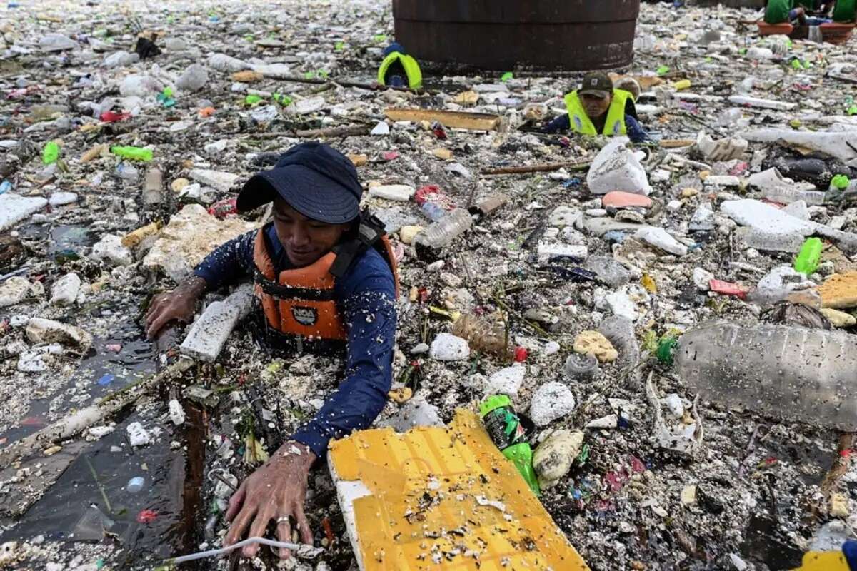 Filipinler’de şoke eden manzara! İnsanlar tonlarca çöpün içinde yüzüyor 3