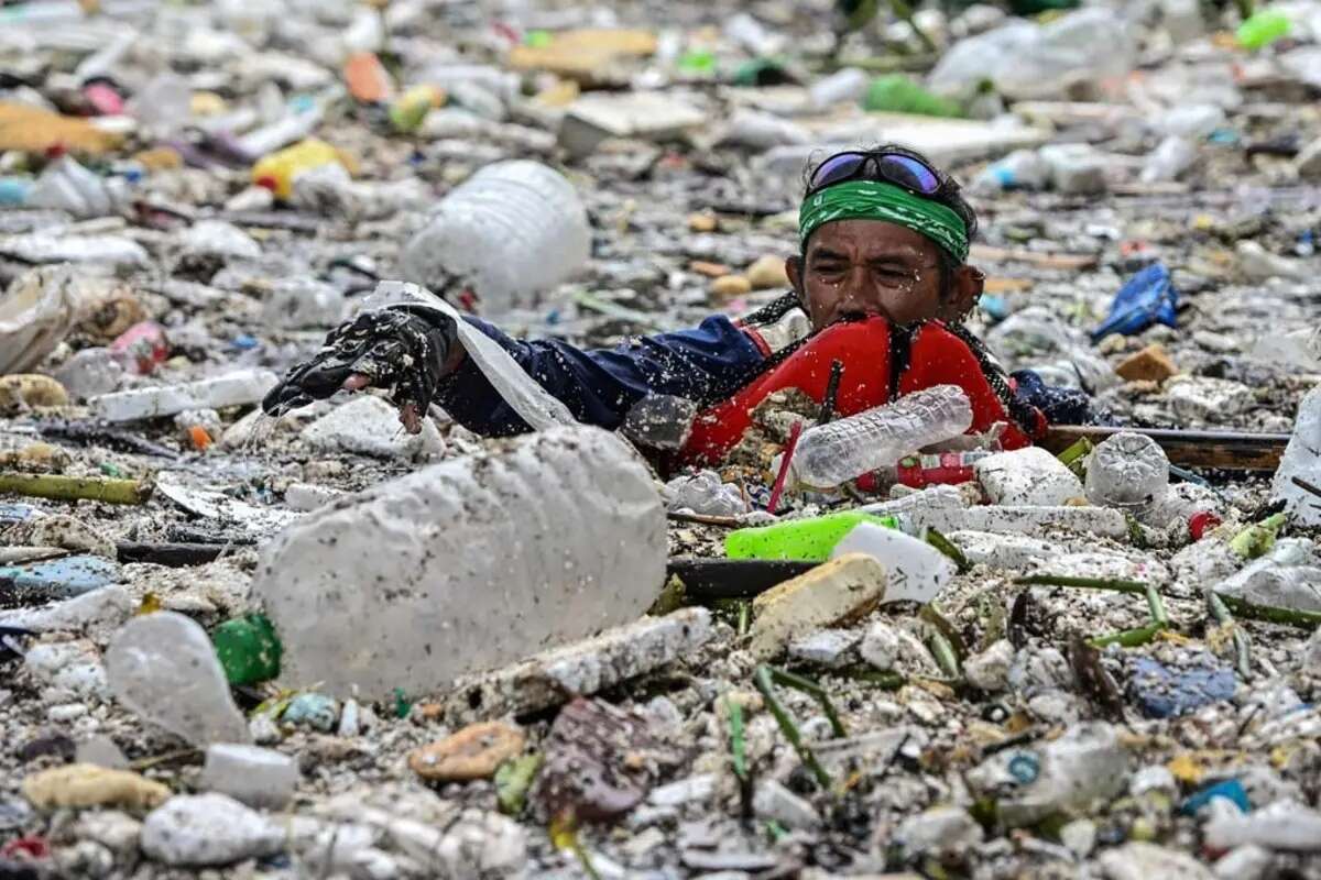 Filipinler’de şoke eden manzara! İnsanlar tonlarca çöpün içinde yüzüyor 8