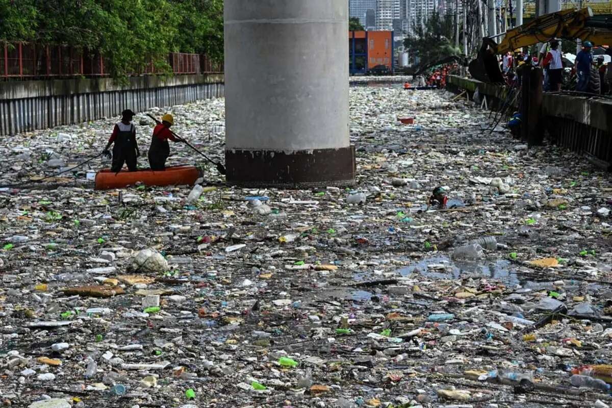 Filipinler’de şoke eden manzara! İnsanlar tonlarca çöpün içinde yüzüyor 6