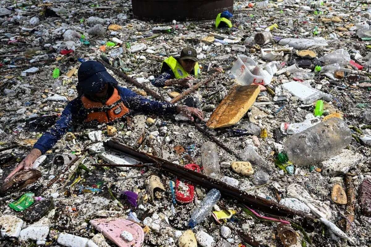 Filipinler’de şoke eden manzara! İnsanlar tonlarca çöpün içinde yüzüyor 4