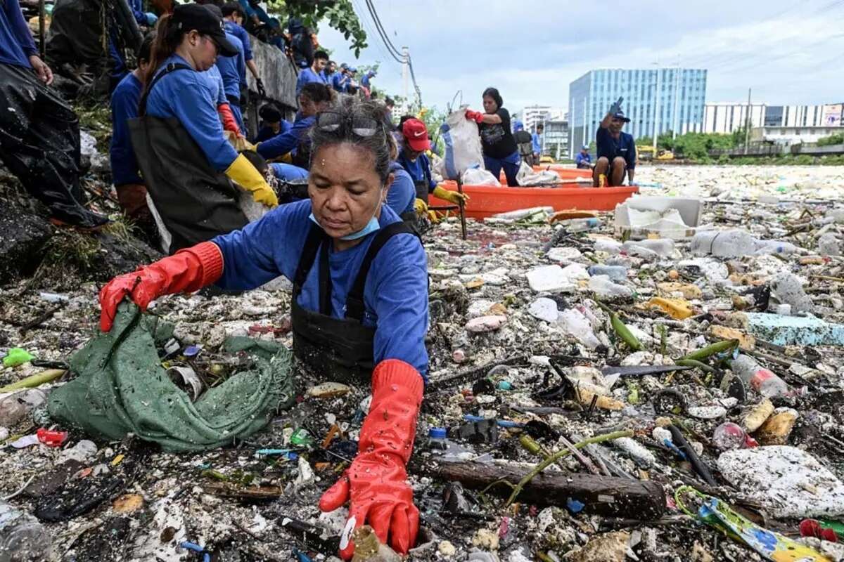Filipinler’de şoke eden manzara! İnsanlar tonlarca çöpün içinde yüzüyor 7