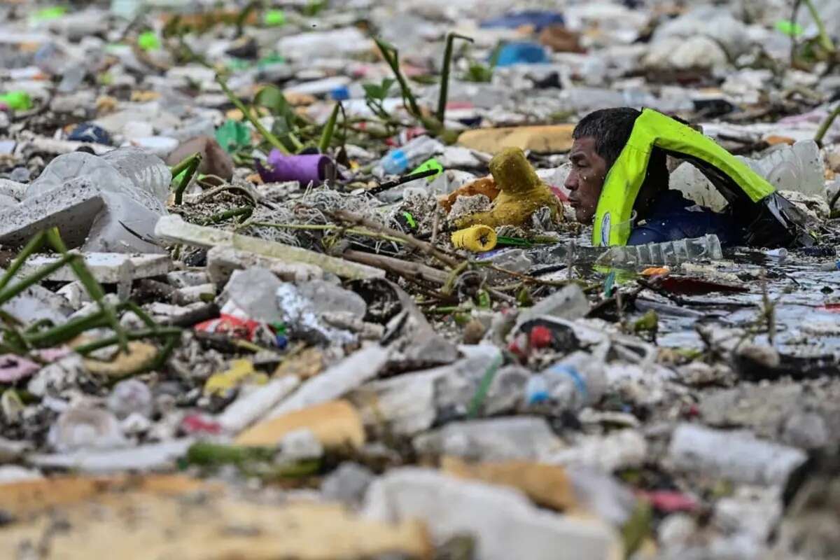 Filipinler’de şoke eden manzara! İnsanlar tonlarca çöpün içinde yüzüyor 1