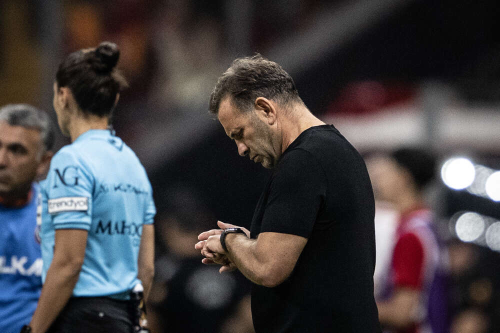 Dursun Özbek Davinson Sanchez'i tokatlayıp Lucas Torreira'nın kulağını çeksin: Bu takımda disiplin 0 6