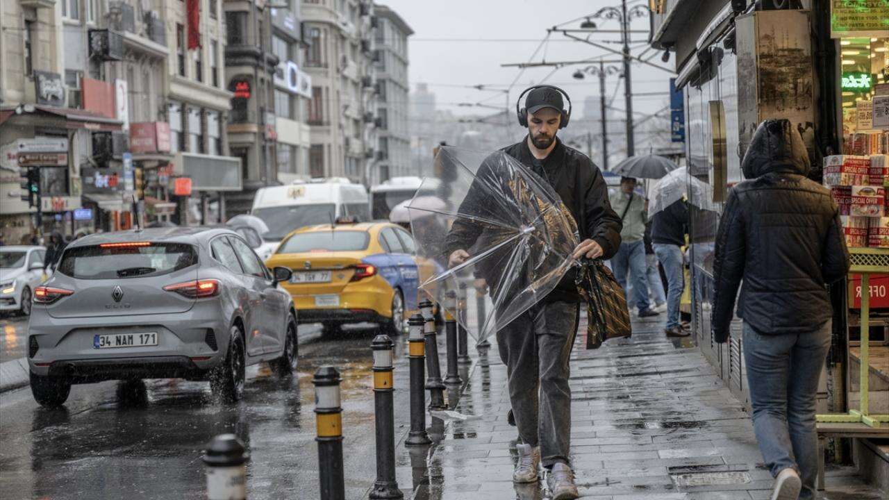 İstanbul için saat verildi! Uyarı üstüne uyarı geldi: Kuvvetli sağanak bekleniyor 4