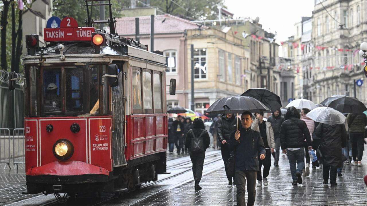 İstanbul için kritik uyarı geldi! Sağanak alarmı: Saat verildi, metrekareye 100 kilogram yağış düşecek 3