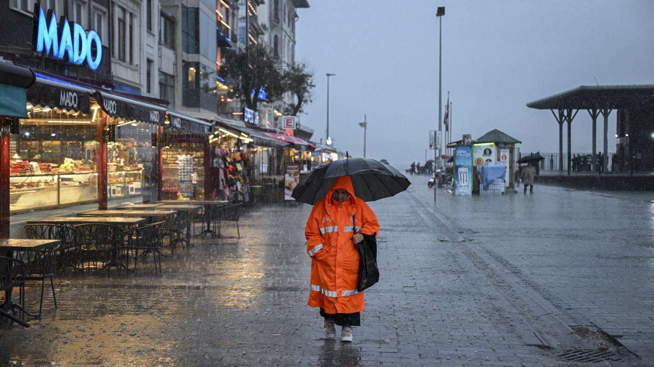 İstanbul için kritik uyarı geldi! Sağanak alarmı: Saat verildi, metrekareye 100 kilogram yağış düşecek 2