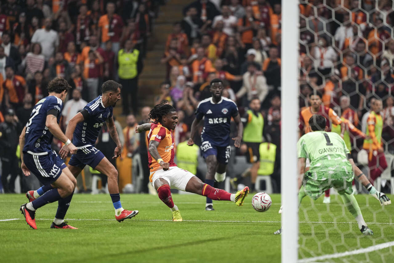 3-1'in ardından Galatasaray'da 5 ayrılık! Okan Buruk Dursun Özbek'in eline listeyi verdi: Almancıların hepsini gönderin 9