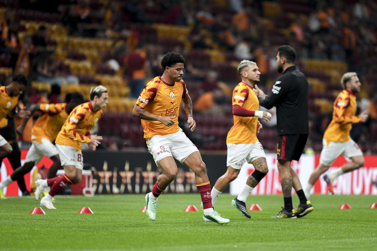 Galatasaray'da yıldız öğütme makinesi! Okan Buruk ne yapsa olmuyor: Osimhen'den sonra Batakov'u da çileden çıkardı 2