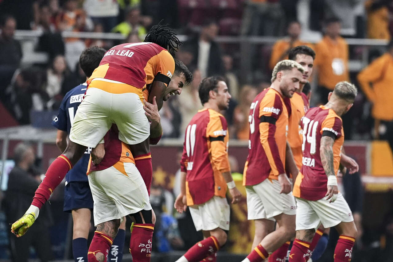 Galatasaray'da yıldız öğütme makinesi! Okan Buruk ne yapsa olmuyor: Osimhen'den sonra Batakov'u da çileden çıkardı 6
