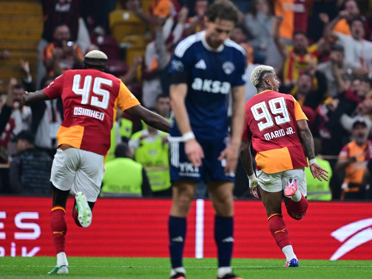 Galatasaray'ın süperstarını görünce ödü koptu: Hansi Flick 15 dakika izledi dizleri titredi 5