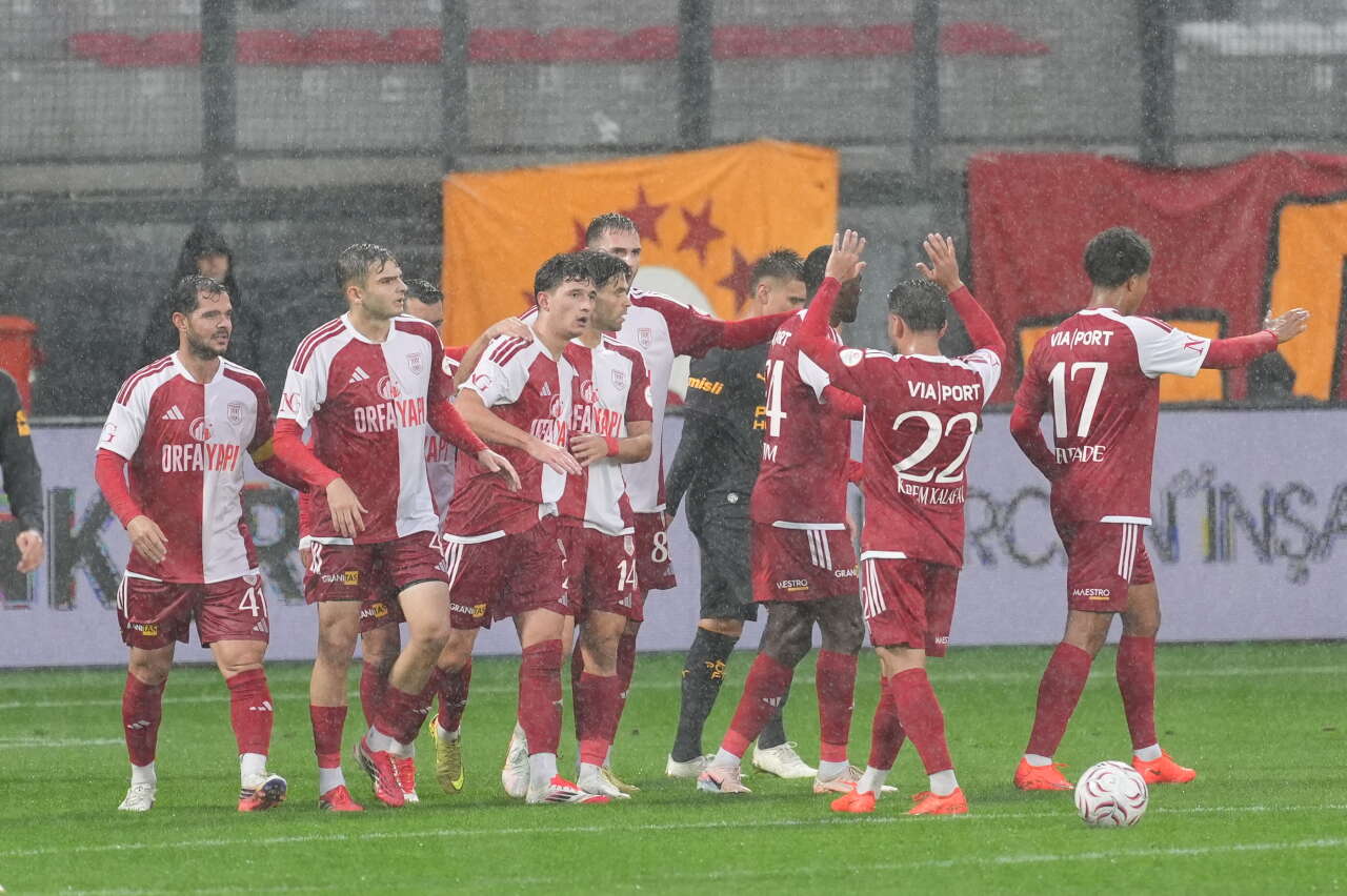 Galatasaray'da 14 dakika oynadı 7,5 milyon euro alıp takımdan ayrıldı! Okan Buruk'tan: Kurtulduk rahatlaması 5