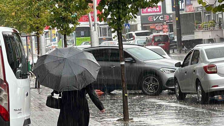 Uyarı üstüne uyarı geldi: Kuvvetli yağış geliyor, sıcaklıklar sert düşecek 4