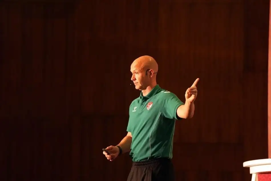 Anthony Taylor yılların kuralını değiştirdi! Artık o kelimeyi söyleyen kırmızı kart görecek 1