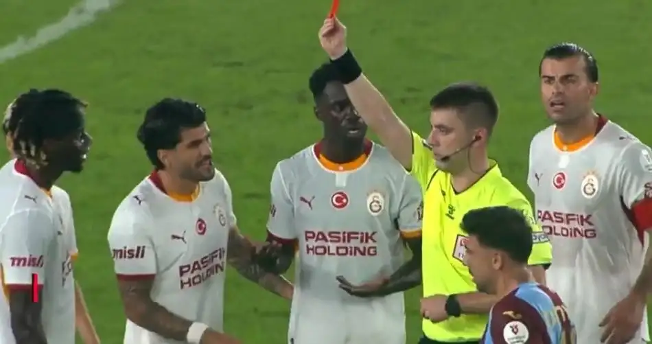 Anthony Taylor yılların kuralını değiştirdi! Artık o kelimeyi söyleyen kırmızı kart görecek 9