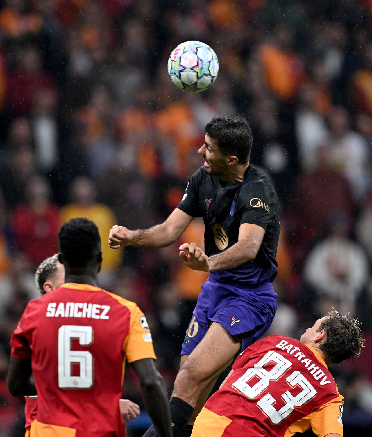 Galatasaray'da ortalık karıştı! Okan Buruk'u bıraktılar Dursun Özbek'i bombaladılar: Bu mağlubiyet senin yüzünden 11