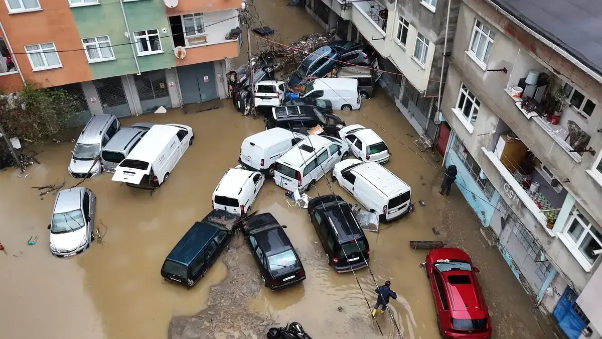 İstanbul'da kabus gecesi... Sel felaketinin boyutu gün ağarınca ortaya çıktı! Arabalar üst üste yığıldı... 3