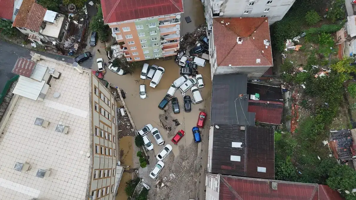 İstanbul'da kabus gecesi... Sel felaketinin boyutu gün ağarınca ortaya çıktı! Arabalar üst üste yığıldı... 2