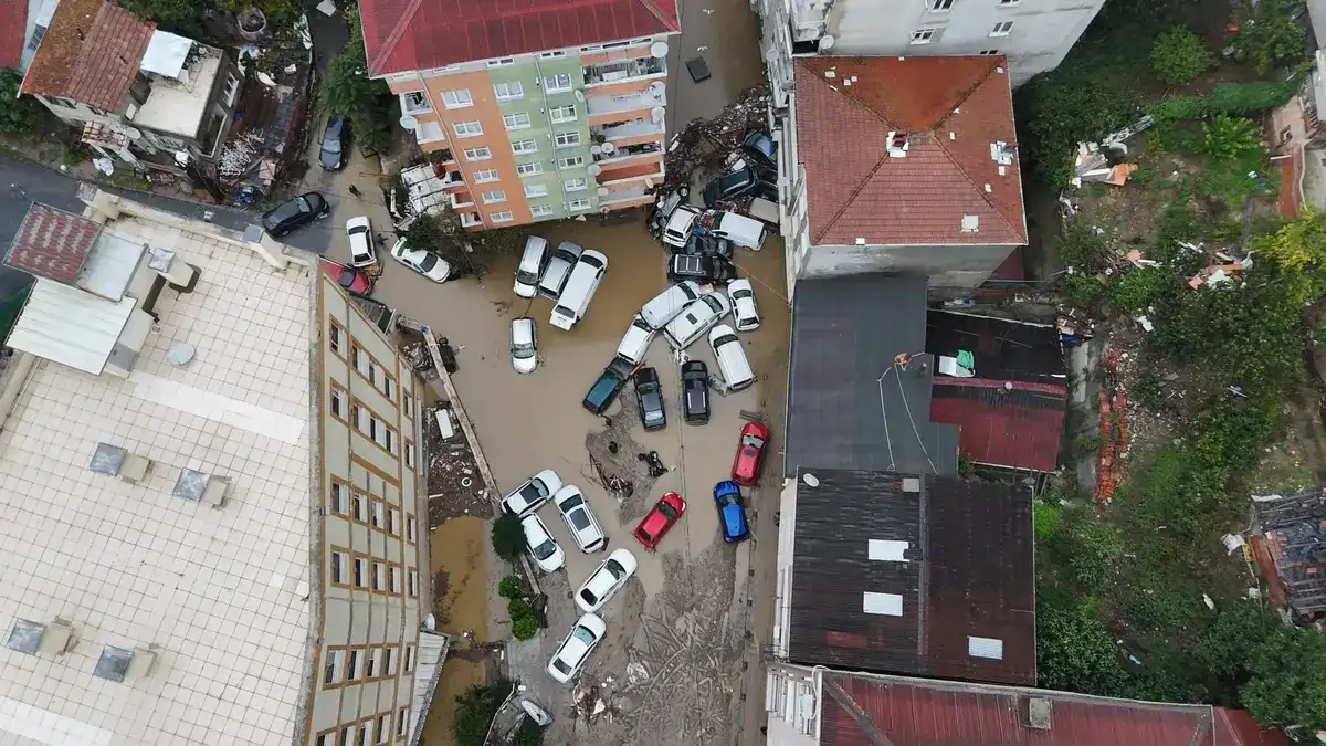 İstanbul'da kabus gecesi... Sel felaketinin boyutu gün ağarınca ortaya çıktı! Arabalar üst üste yığıldı... 9