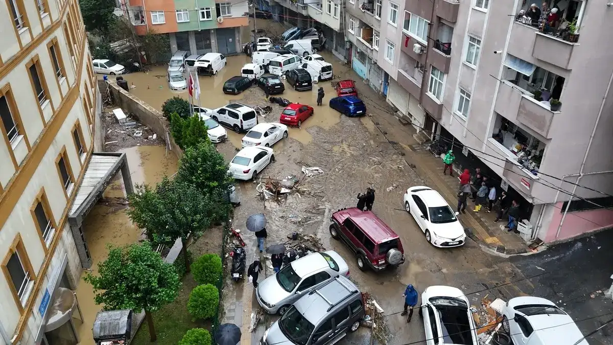 İstanbul'da kabus gecesi... Sel felaketinin boyutu gün ağarınca ortaya çıktı! Arabalar üst üste yığıldı... 1