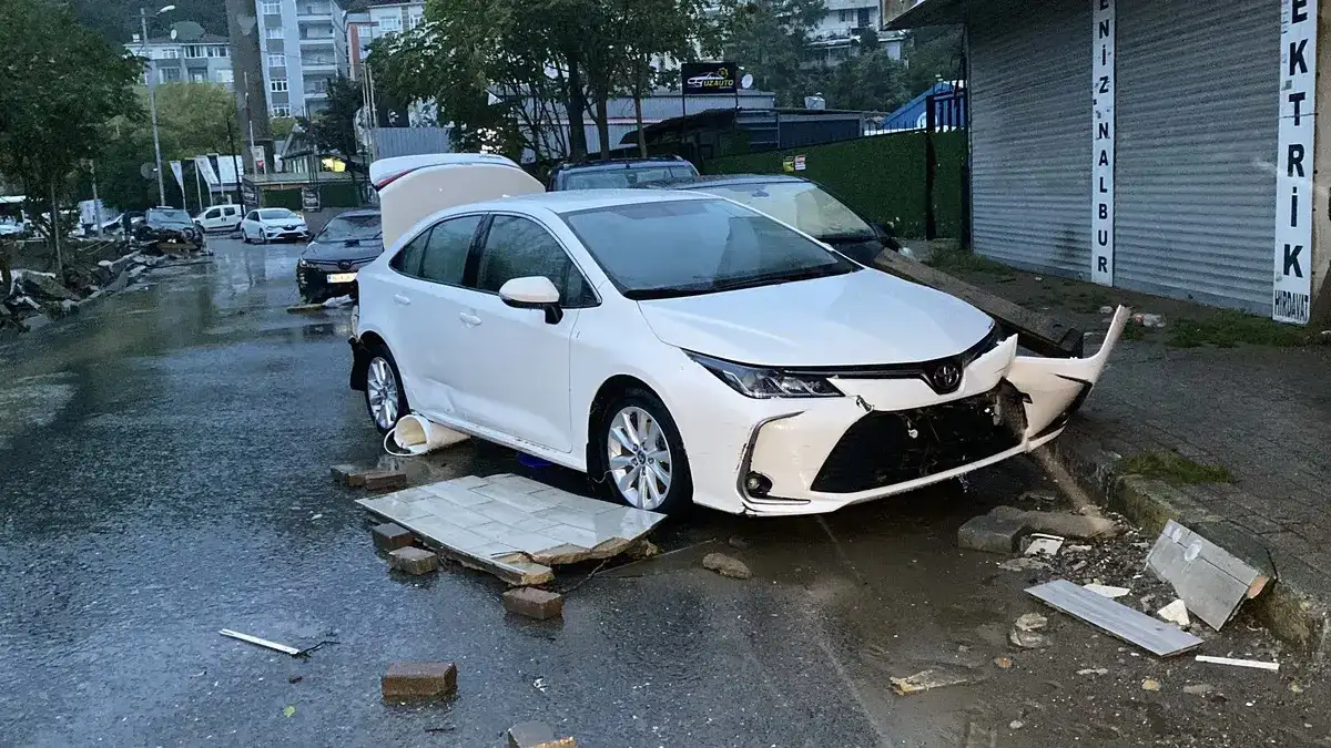 İstanbul'da kabus gecesi... Sel felaketinin boyutu gün ağarınca ortaya çıktı! Arabalar üst üste yığıldı... 5