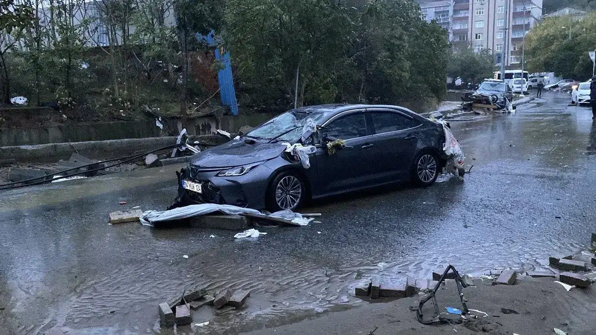 İstanbul'da kabus gecesi... Sel felaketinin boyutu gün ağarınca ortaya çıktı! Arabalar üst üste yığıldı... 6