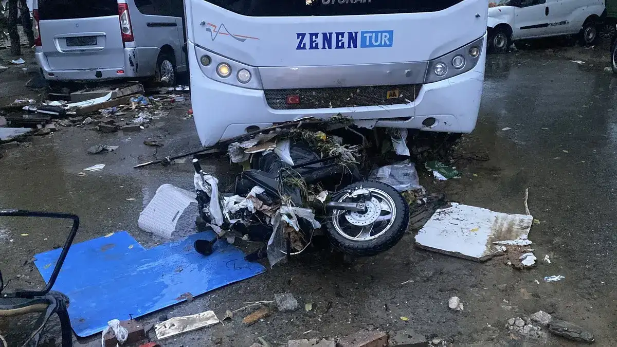 İstanbul'da kabus gecesi... Sel felaketinin boyutu gün ağarınca ortaya çıktı! Arabalar üst üste yığıldı... 7