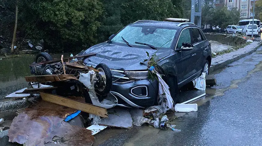 İstanbul'da kabus gecesi... Sel felaketinin boyutu gün ağarınca ortaya çıktı! Arabalar üst üste yığıldı... 10