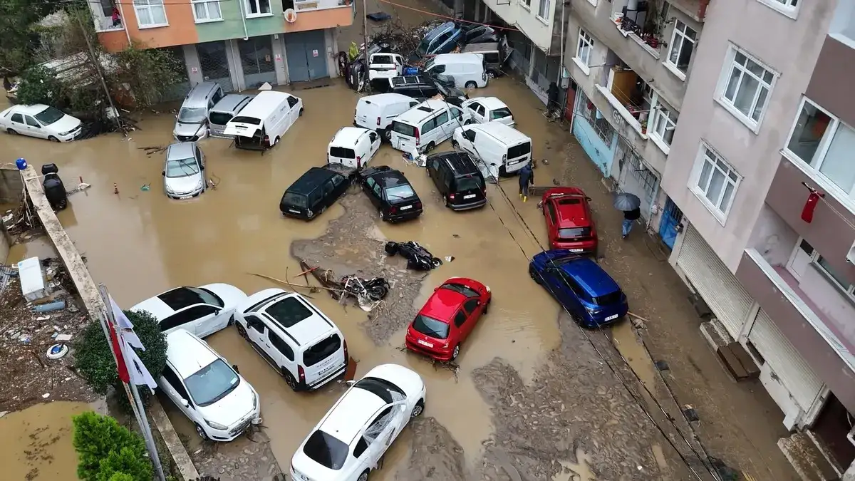 İstanbul'da kabus gecesi... Sel felaketinin boyutu gün ağarınca ortaya çıktı! Arabalar üst üste yığıldı... 4