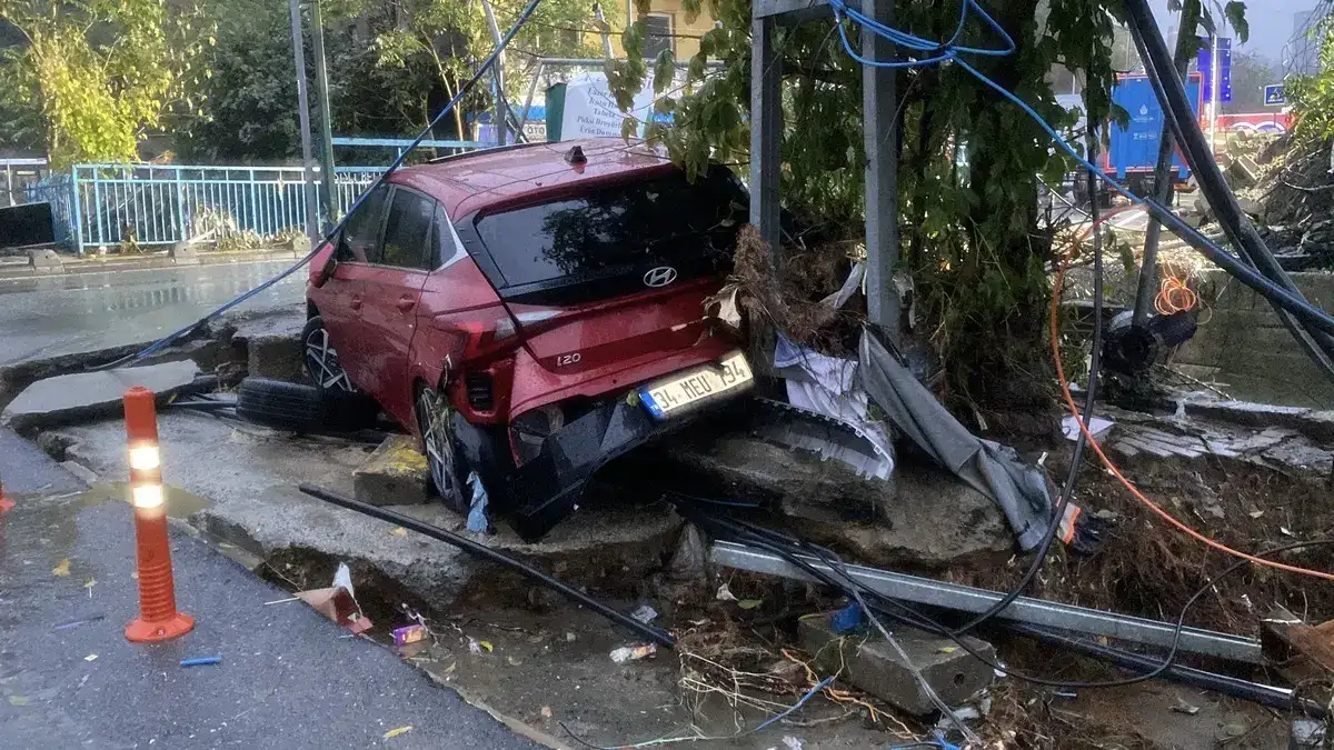 İstanbul'da kabus gecesi... Sel felaketinin boyutu gün ağarınca ortaya çıktı! Arabalar üst üste yığıldı... 8