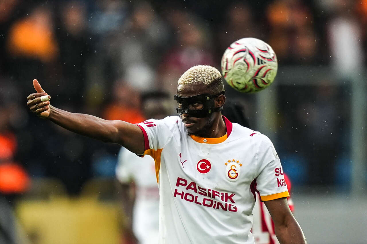Dursun Özbek'i istifaya götürecek skandal: 22 maçta 7 gol atan forveti kadroya yazmamışlar 12