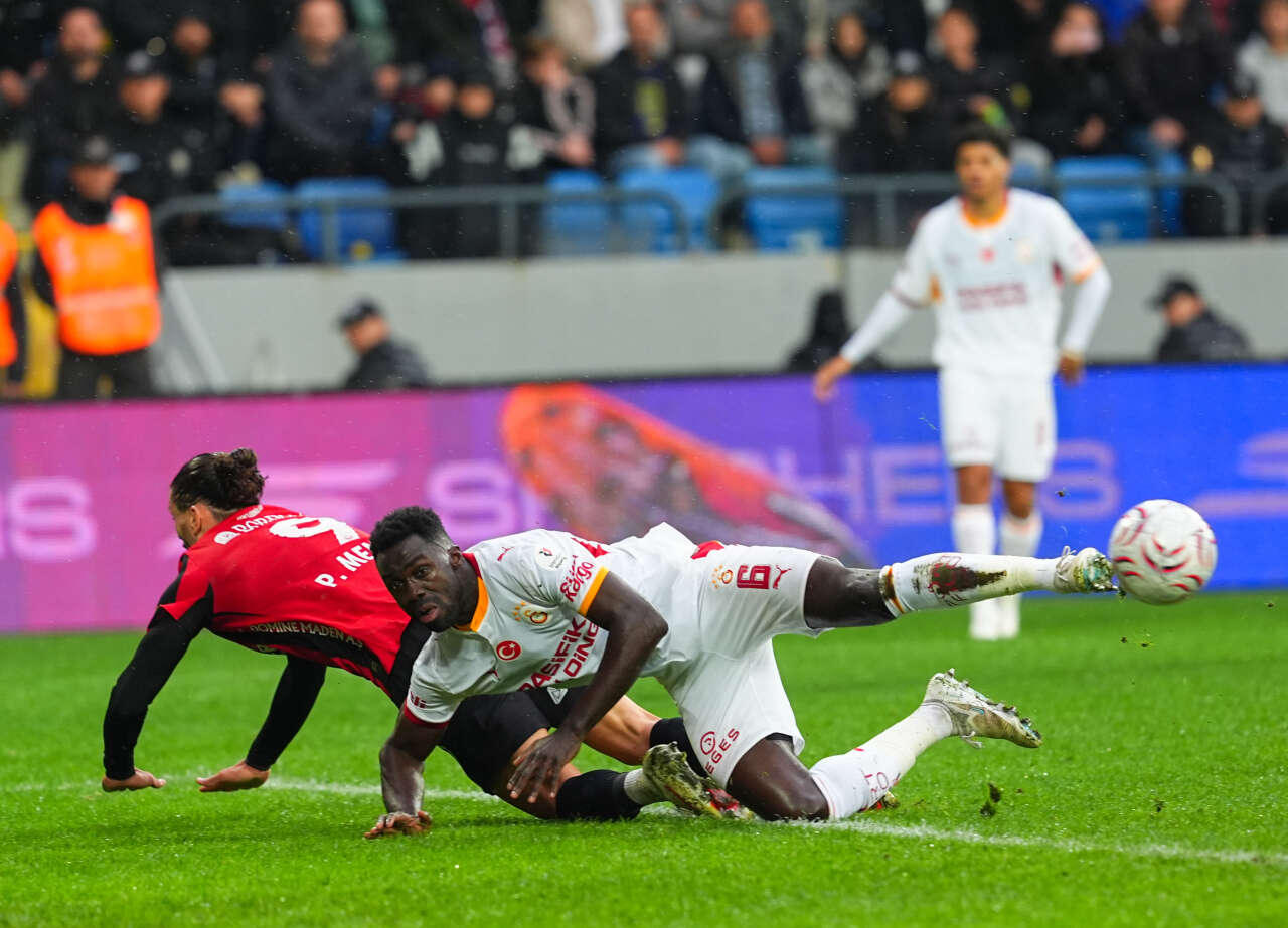 Dursun Özbek'i istifaya götürecek skandal: 22 maçta 7 gol atan forveti kadroya yazmamışlar 10