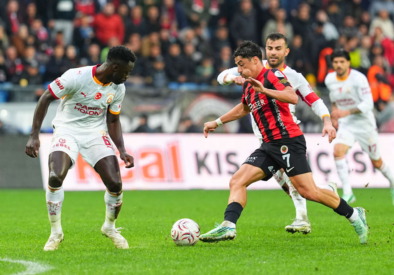 Dursun Özbek'i istifaya götürecek skandal: 22 maçta 7 gol atan forveti kadroya yazmamışlar 9