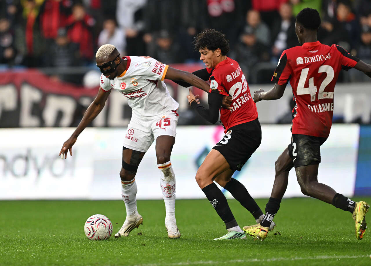 Dursun Özbek'i istifaya götürecek skandal: 22 maçta 7 gol atan forveti kadroya yazmamışlar 5
