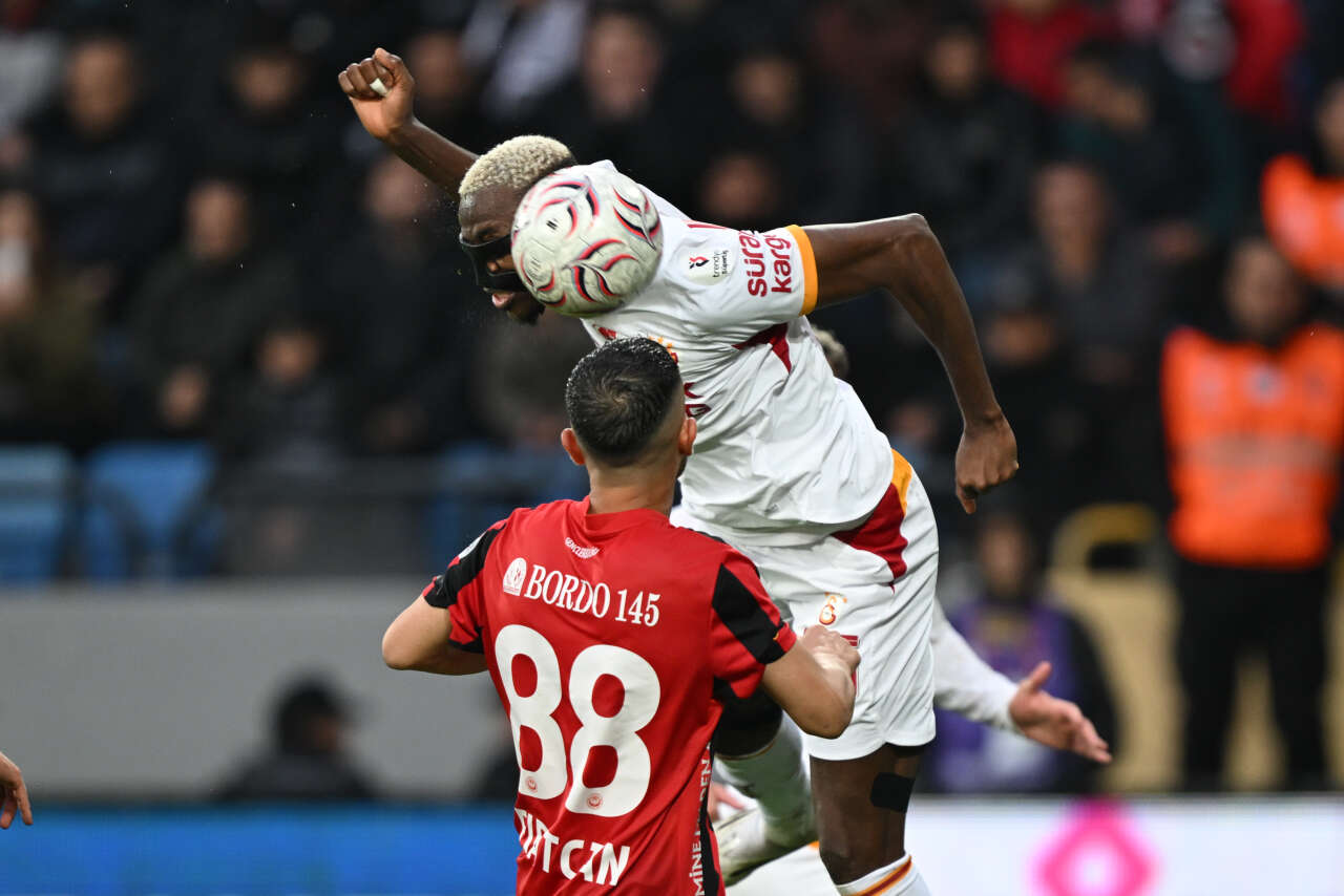 Dursun Özbek'i istifaya götürecek skandal: 22 maçta 7 gol atan forveti kadroya yazmamışlar 8