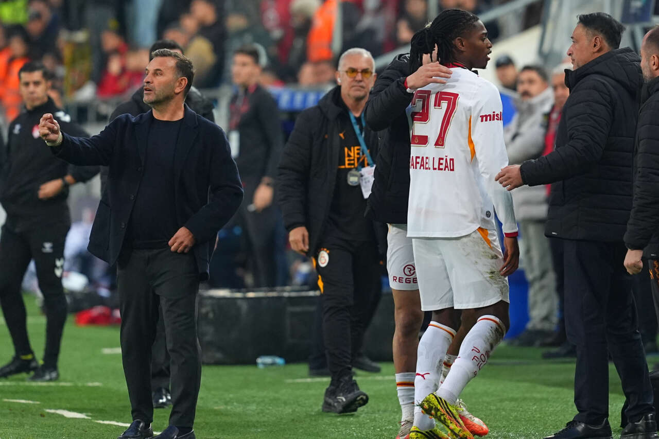 Galatasaray'da istifa mektubu! Okan Buruk masaya yumruğunu vurdu: İstemediğim oyunculara emekli ikramiyesi veriyorsunuz 2