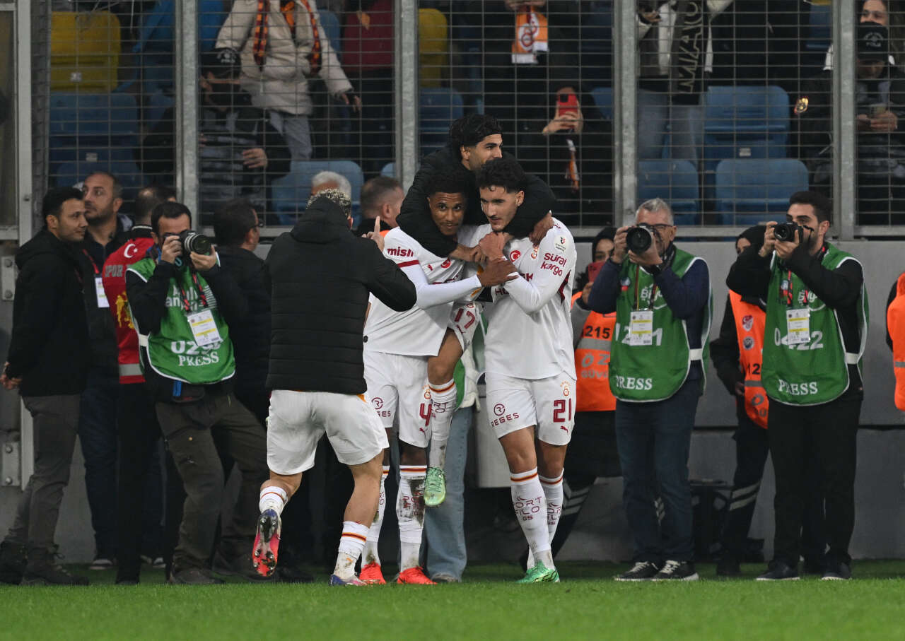 Galatasaray'da istifa mektubu! Okan Buruk masaya yumruğunu vurdu: İstemediğim oyunculara emekli ikramiyesi veriyorsunuz 6