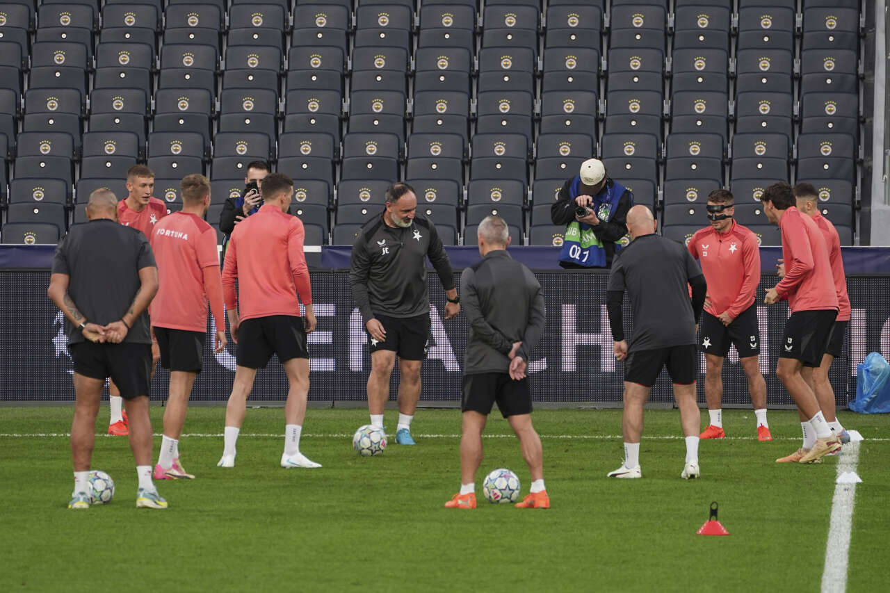 Fenerbahçe-Slavia Prag maçı öncesi kriz! İsmail Kartal'ın bütün planları bozuldu: Yıldız futbolcu kadro dışı bırakıldı 3