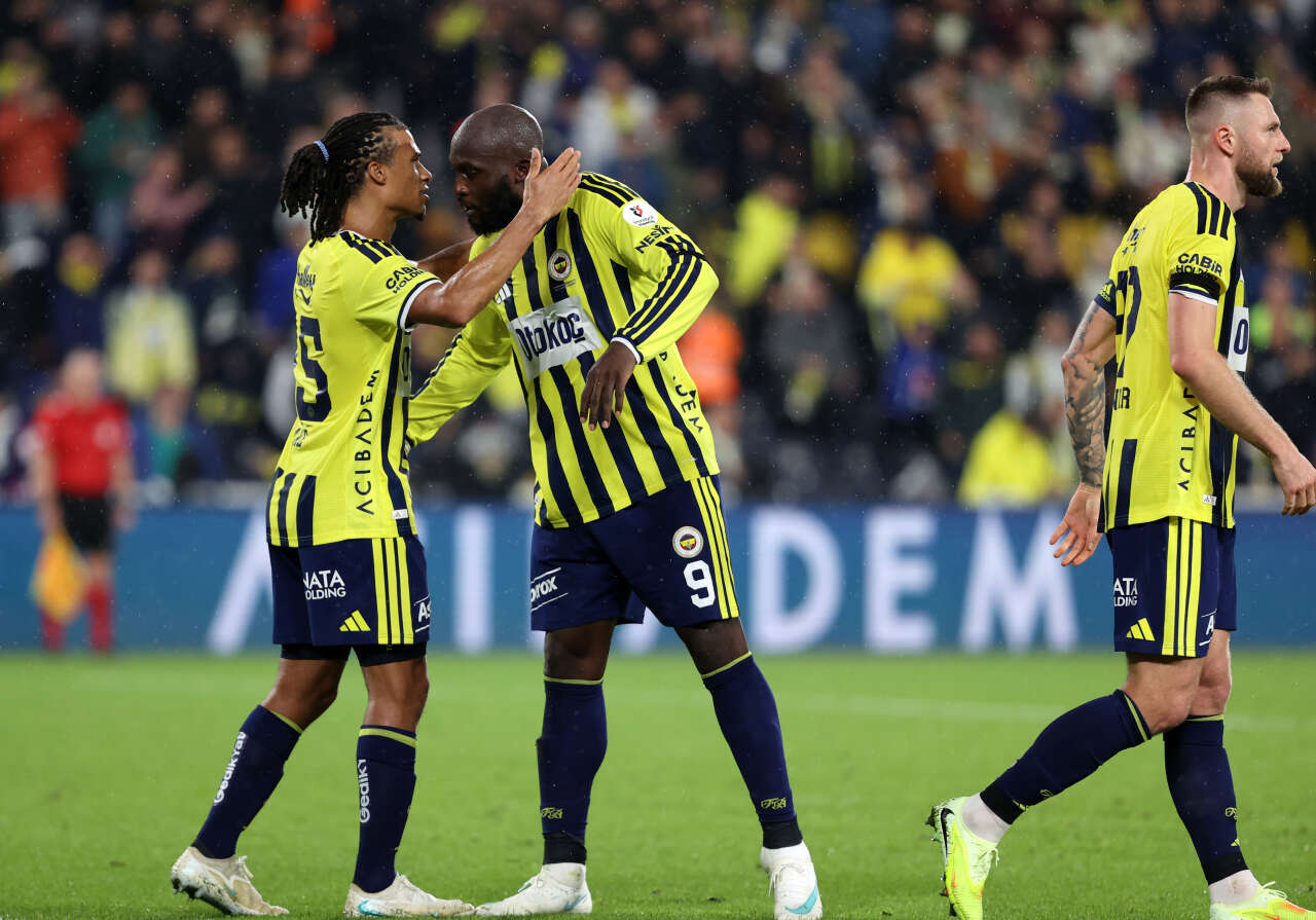 Fenerbahçe'de Aziz Yıldırım krizi 5 dakikada çözdü: Okan Buruk 1,5 yıldır kaosta 7